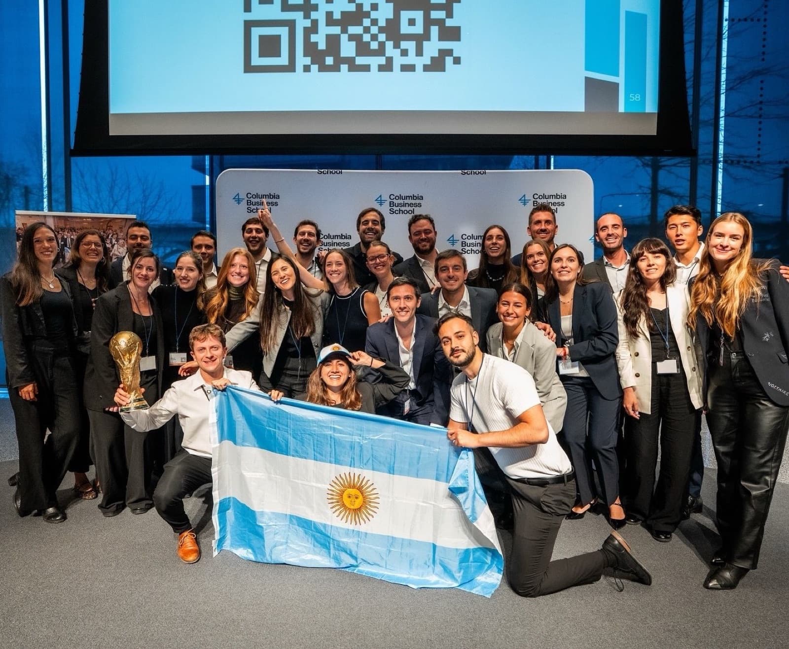 Un grupo de estudiantes argentinos con la bandera argentina en un evento universitario