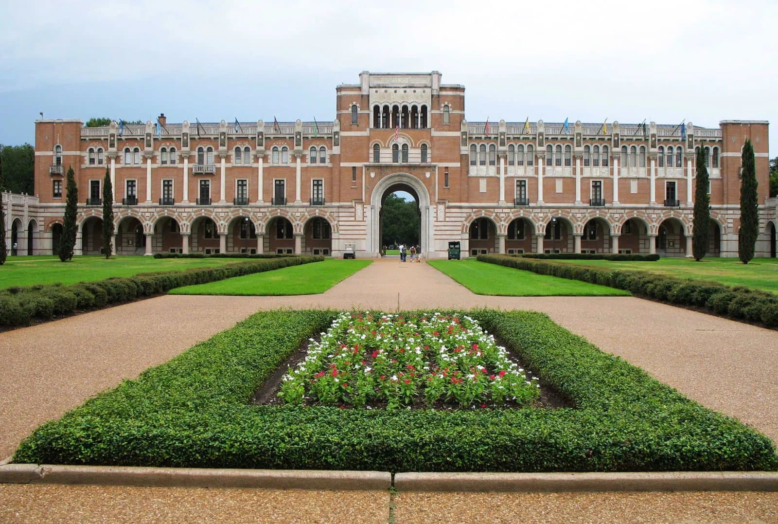 Lovett Hall y el patio academico de Rice University