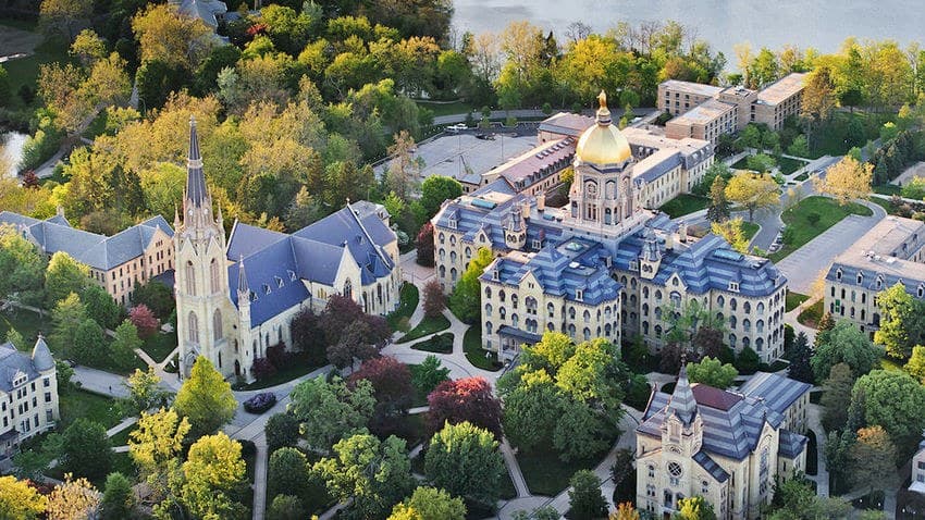 Vista aerea del campus de Notre Dame con la basilica y el Main Building