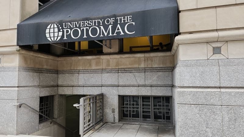 La entrada de University of the Potomac en Washington