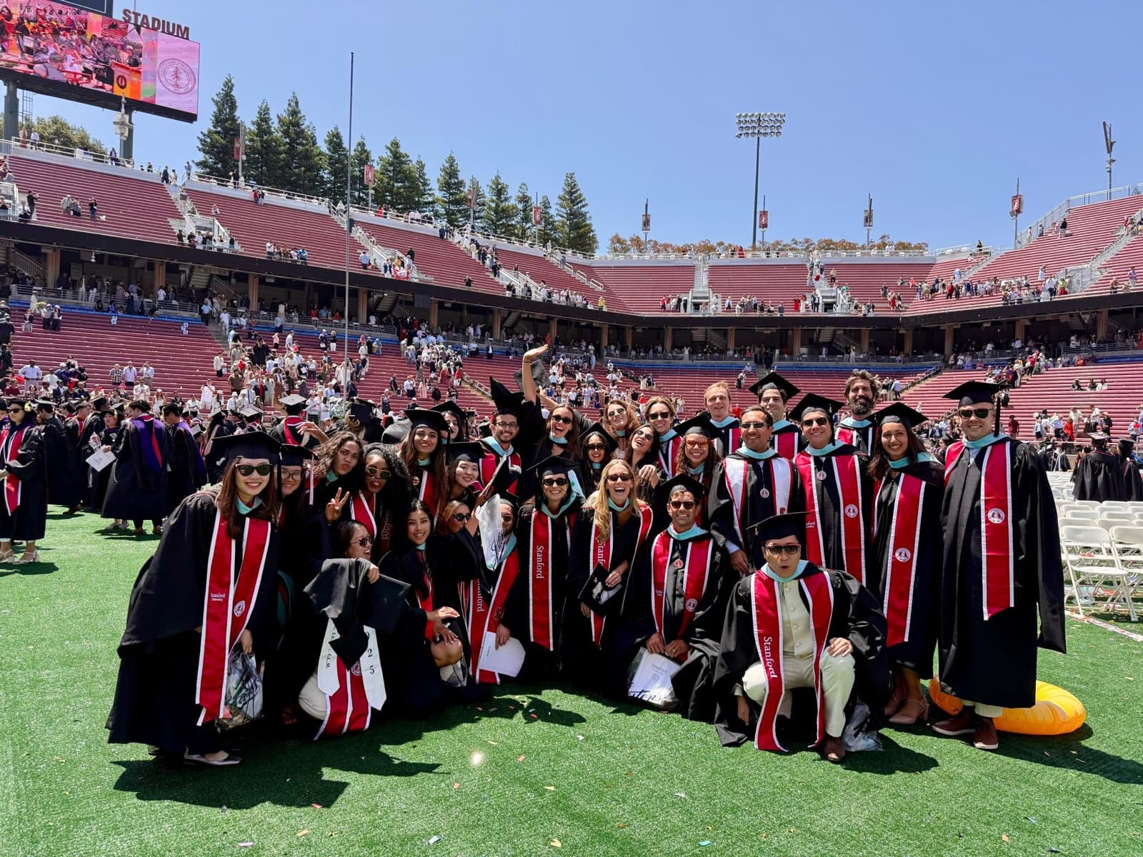 La promoción del LLM celebrando la graduación en el Stanford Stadium