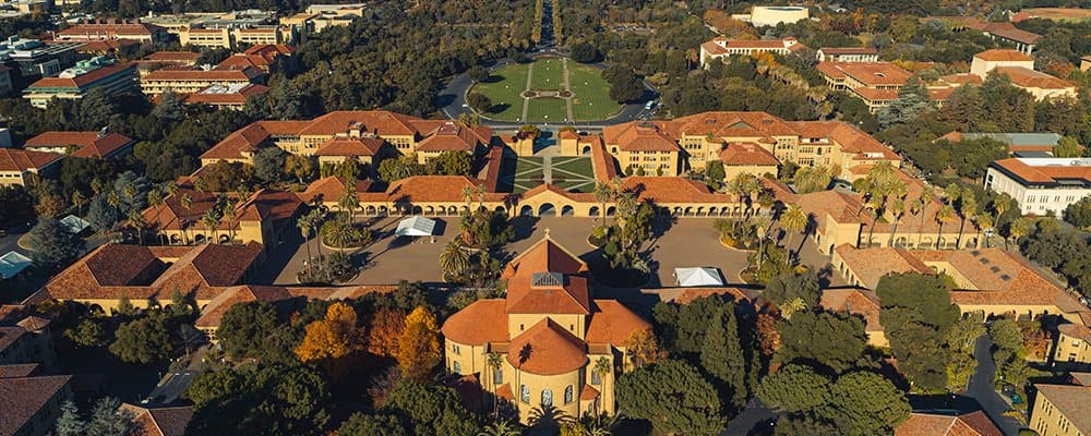 Vista aerea del Main Quad y Memorial Church en Stanford