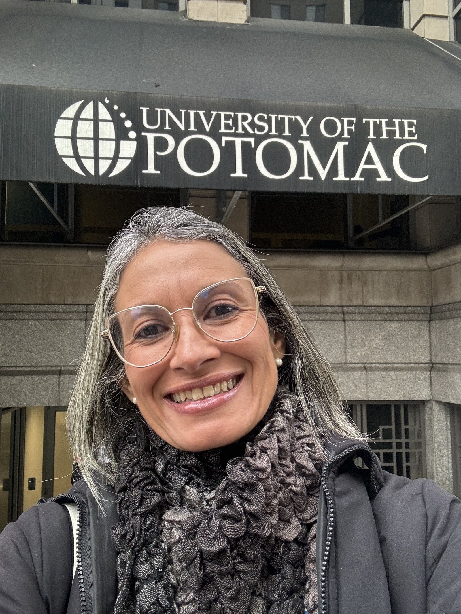 Alessandra Galvão junto al cartel de University of the Potomac