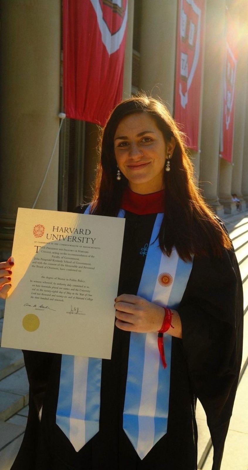 Daniela Schneider con su diploma de Harvard