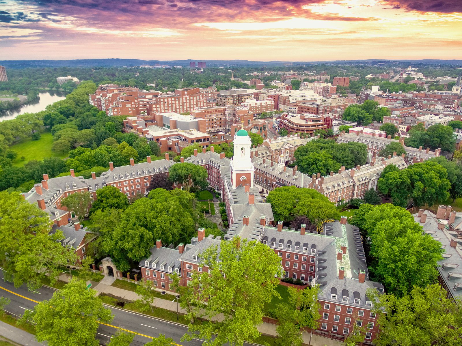Vista aerea de las residencias de Harvard junto al rio Charles