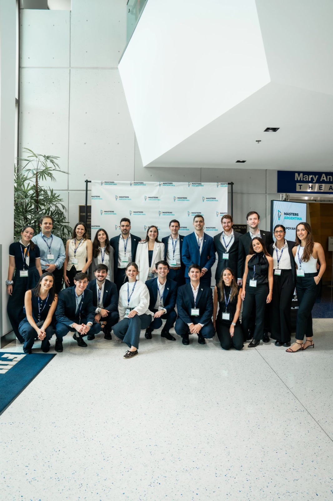Un grupo de estudiantes reunidos en el hall de una universidad