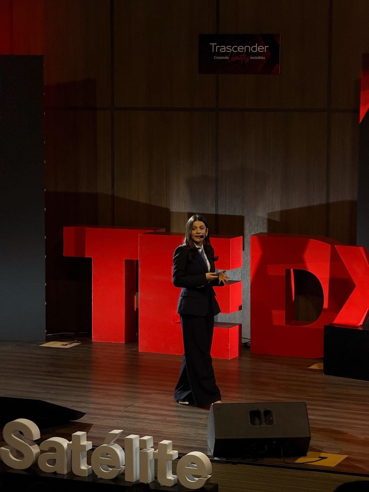 Gisselle Wolozny en el escenario de un evento TEDx