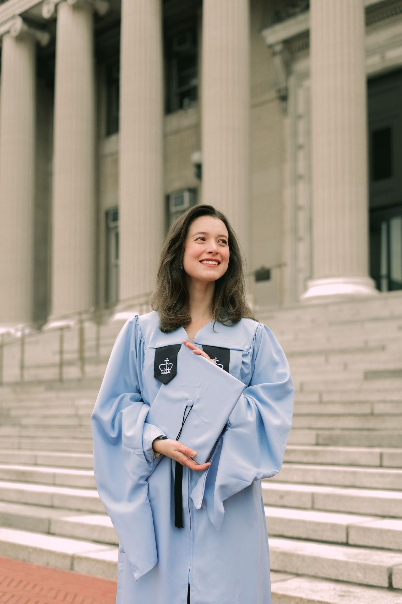 Maria Perdomo con la toga de graduación de Columbia University