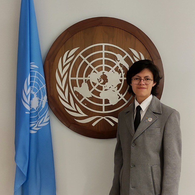 Mateo Morales junto al emblema de las Naciones Unidas