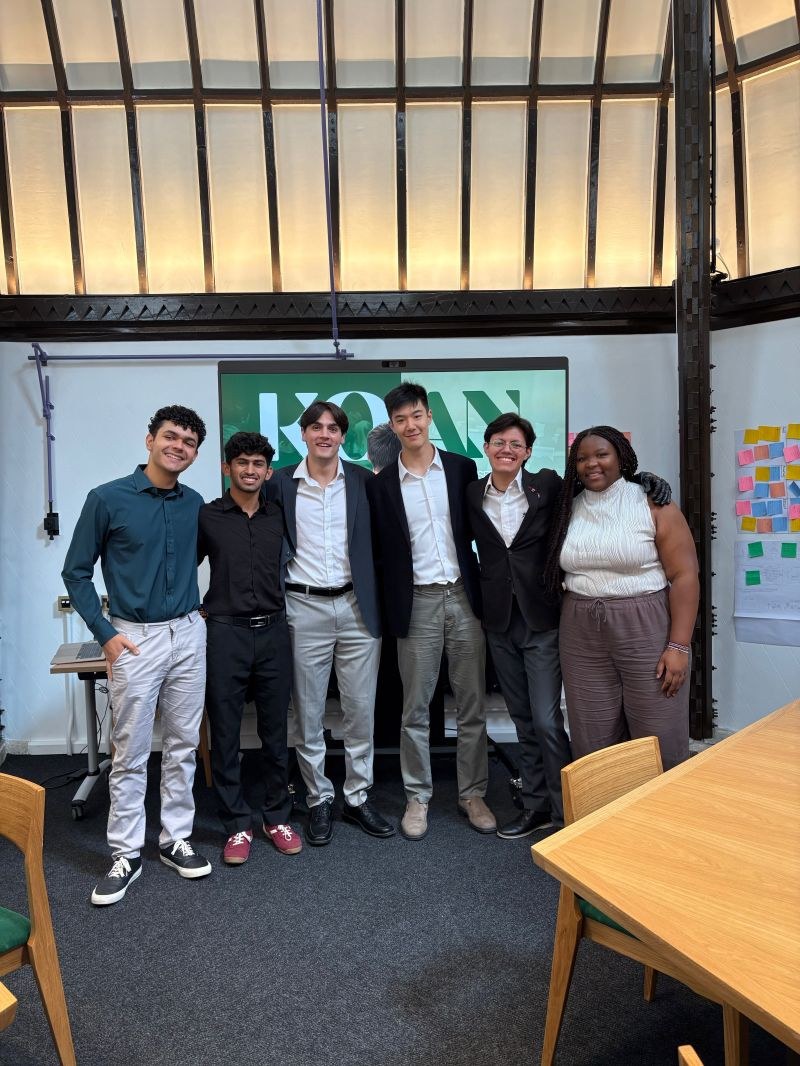 Mateo Morales con compañeros en un taller