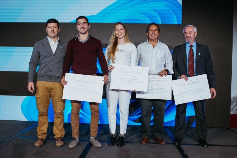 Melanie Adler y su equipo recibiendo el premio al proyecto final en el ITBA