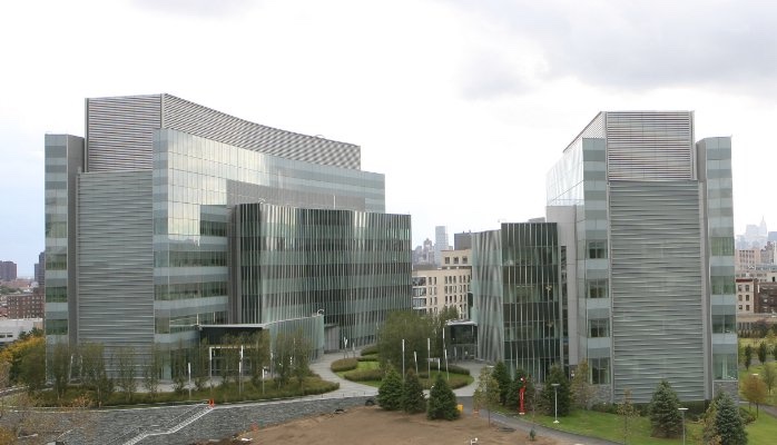 Dos edificios vidriados de un campus universitario