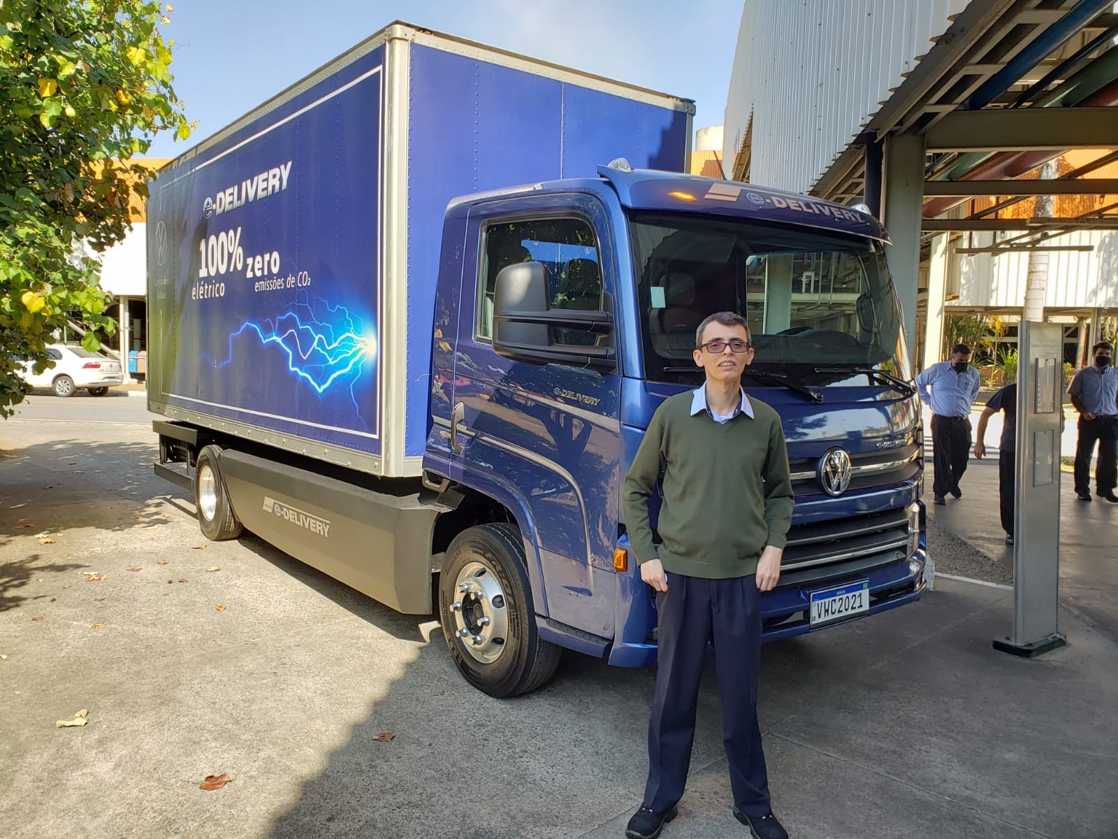 Patrick Ferreira junto a un camión eléctrico e-Delivery de Volkswagen