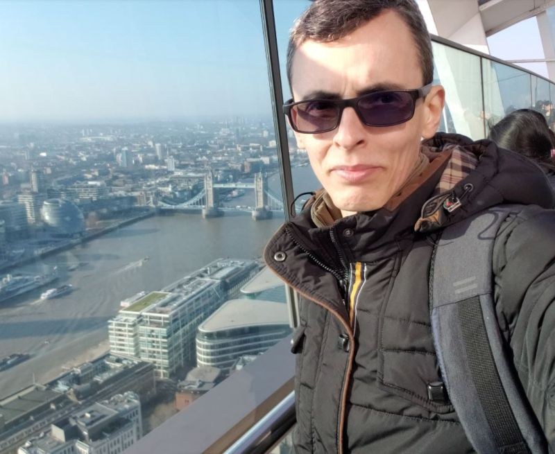 Patrick Ferreira en Londres, con el Tower Bridge detrás