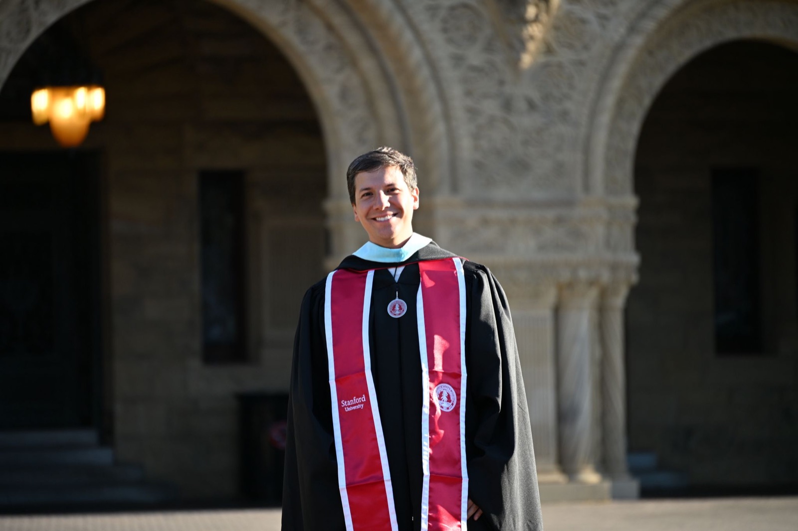 Ramiro Gandur con la toga de graduación de Stanford