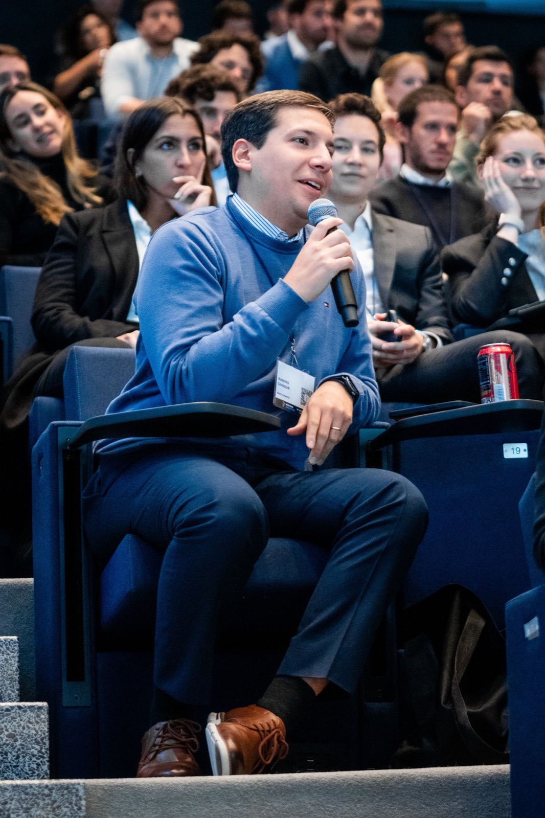 Ramiro Gandur hablando ante un auditorio