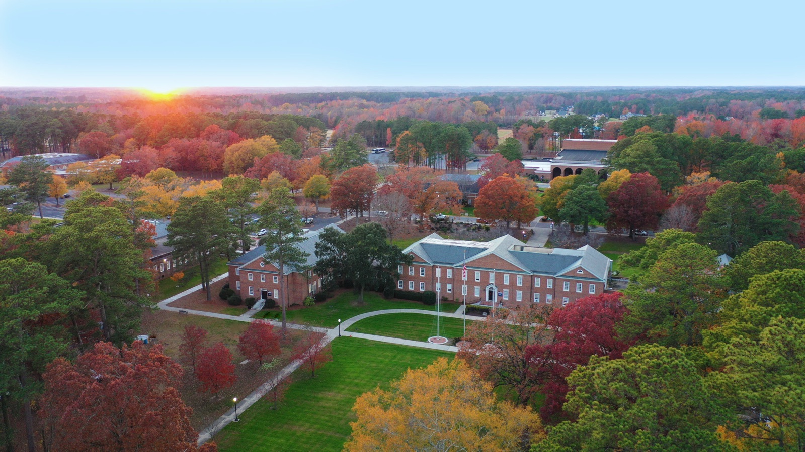 Vista aerea del campus de North Carolina Wesleyan University en otonio