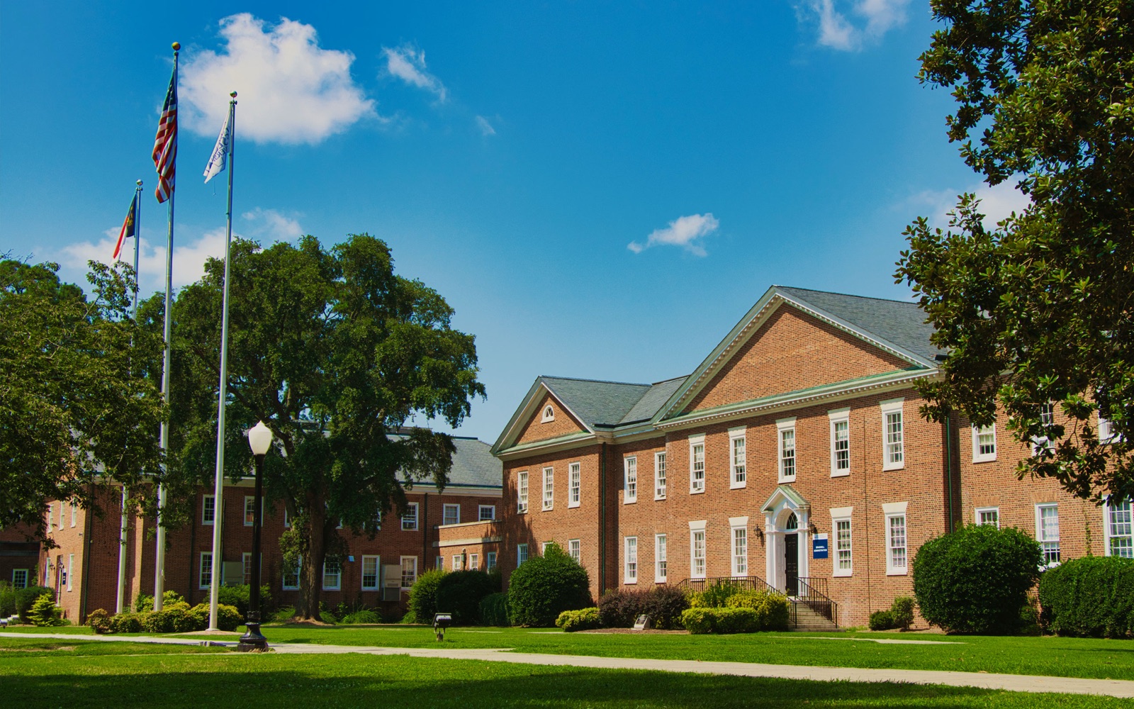Un edificio de ladrillo del campus de North Carolina Wesleyan University