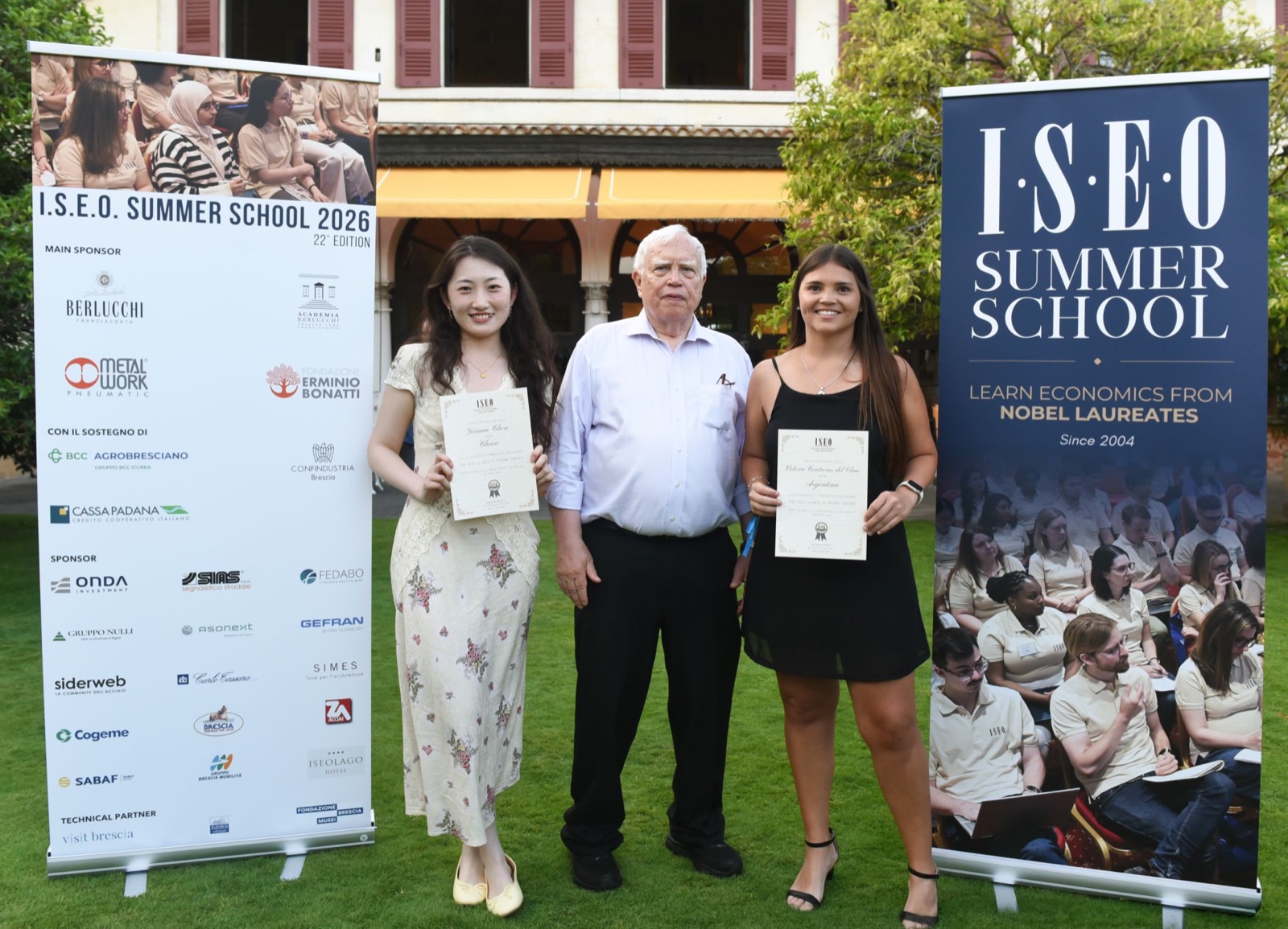 Victoria Contreras del Olmo recibiendo un certificado en la I.S.E.O. Summer School