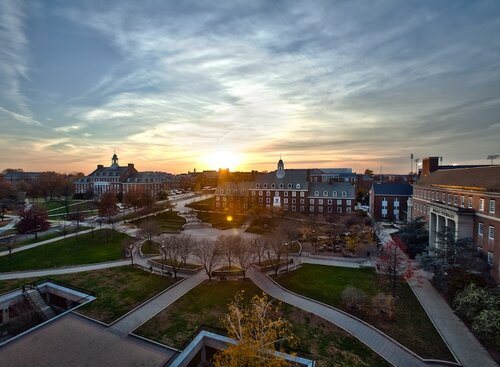 McKeldin Mall en el campus de University of Maryland al atardecer